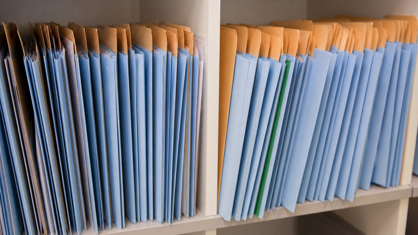 Dossiers patients archivés dans un cabinet